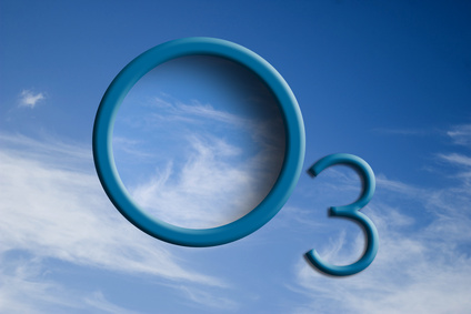 Grafik mit blauem Himmel und Text "O3" in blau mit 3D-Effekt