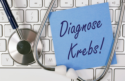 Foto mit Stethoskop auf Tastatur liegend mit Zettel "Diagnose Krebs"